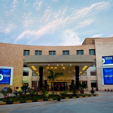 Velvet Clarks Exotica Hotel Zirakpur Bagian luar foto