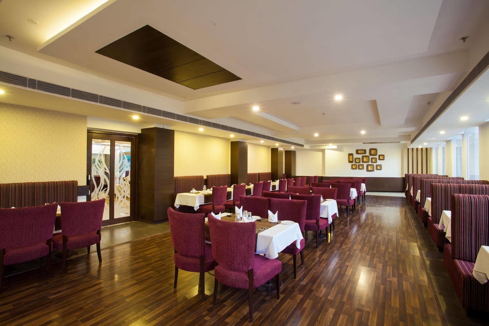 Velvet Clarks Exotica Hotel Zirakpur Bagian luar foto
